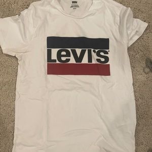 Levi’s white tee